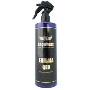 Keramický finální detailer Angelwax Enigma QED zvyšuje lesk, kluznost a hydrofobní efekt. Ideální pro rychlé oživení laku mezi mytími.