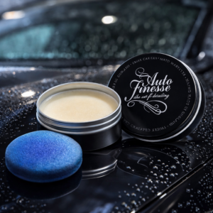 Auto Finesse Essence Carnauba Wax 150 g je tvrdý vosk pro tmavé laky s vysokým leskem, hloubkou barvy a ochranou až na 3 měsíce.