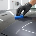 Clay Bar a jak s ním bezpečně dekontaminovat lak? Náš průvodce krok za krokem vám ukáže, jak dosáhnout dokonale hladkého povrchu vozu.